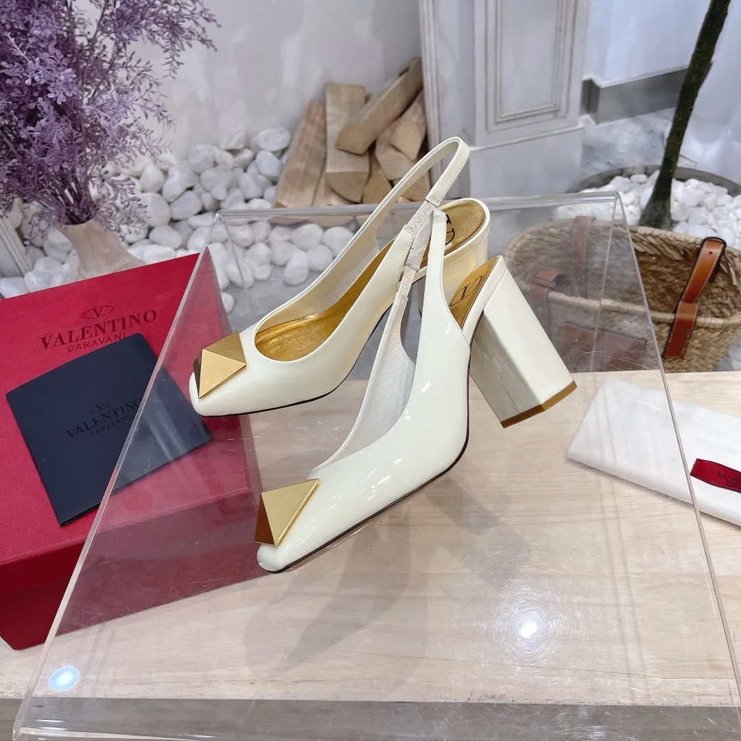 👟👟Ex-factory price 440👟👟 Genuine leather sole +40 Valentino Valentino 2023 spring and summer new product [Pyramid] large spike shoes are new☑️ ———————————— Valentino Garavani’s classic “Roman Stud” series debuts in a new interpretation! The latest golden big rivet element is full of high-end sense! Extremely fashionable ~ Upper: Original custom-made cow patent leather Lining: Original high-gloss imported sheepskin lining Outsole: Italian genuine leather Outsole: Wear-resistant rubber sole Size: 34-42 (34 and 42 are custom-made and non-refundable) Heel height: [8.5cm] - [6cm] (2 heel height options)